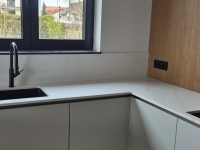 Kuchnia z konglomeratu białego calacatta gold