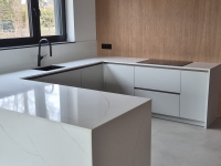 Kuchnia z konglomeratu białego calacatta gold