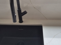 Kuchnia z konglomeratu białego calacatta gold